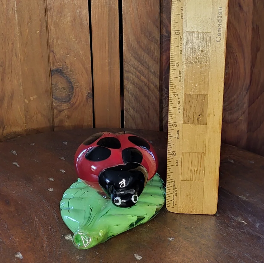 Glass Ladybug on Leaf Figurine - Picture 4 of 15